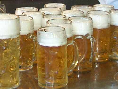 BEVE 6 LITRI DI BIRRA PER UNA GARA, 46ENNE VINCE LA COMPETIZIONE E POI MUORE - 19/07/2013